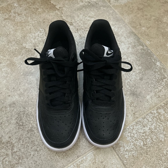 Nike sneakers !! Mainly black with white size 5.5 barely worn ! - Picture 2 of 6